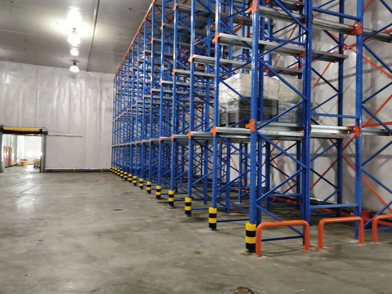 冷库用什么货架比较好？两种类型货架均可满足